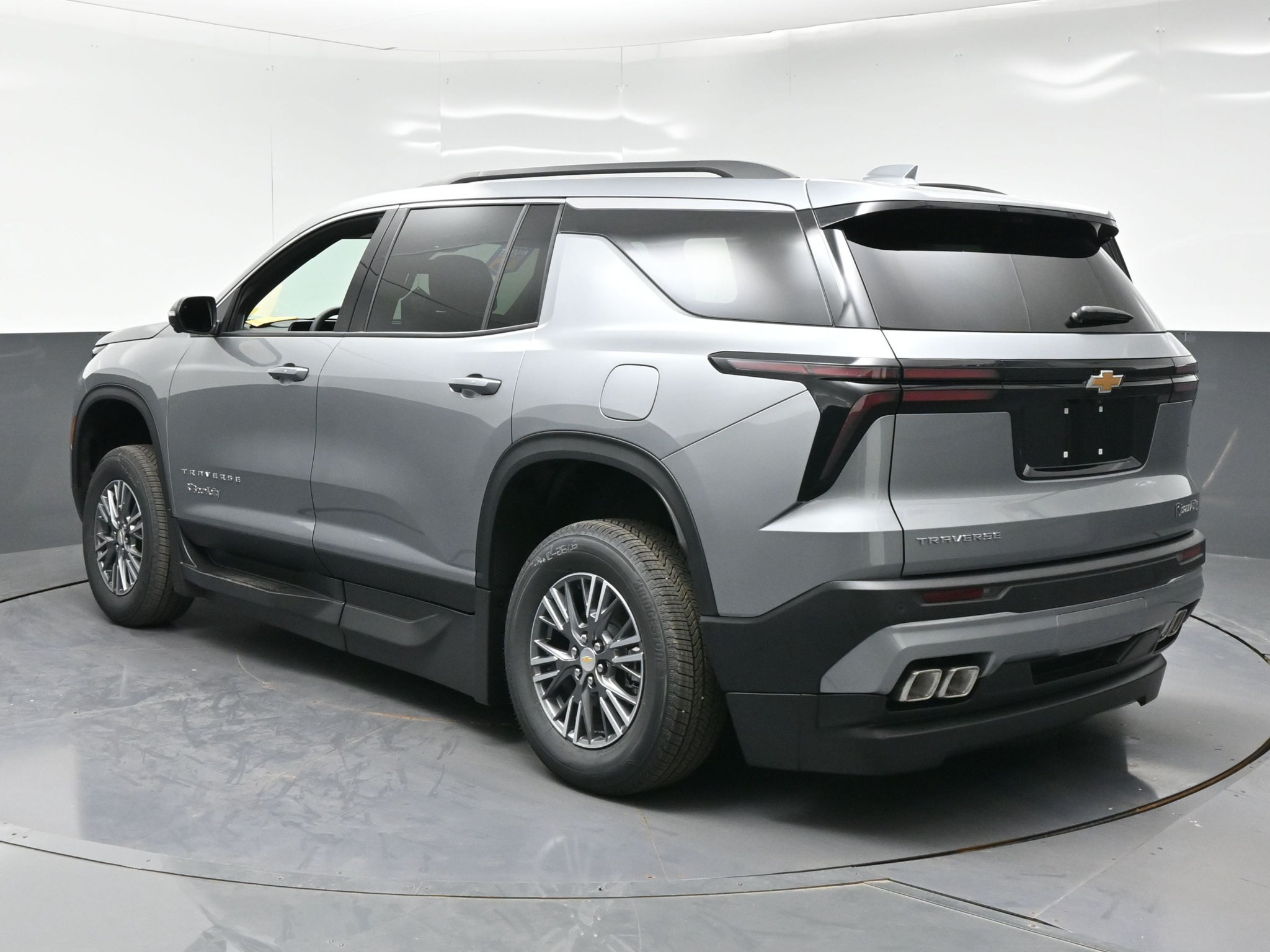 Used 2026 Chevrolet Traverse LT w/ Driver Confidence Package FWD image 5
