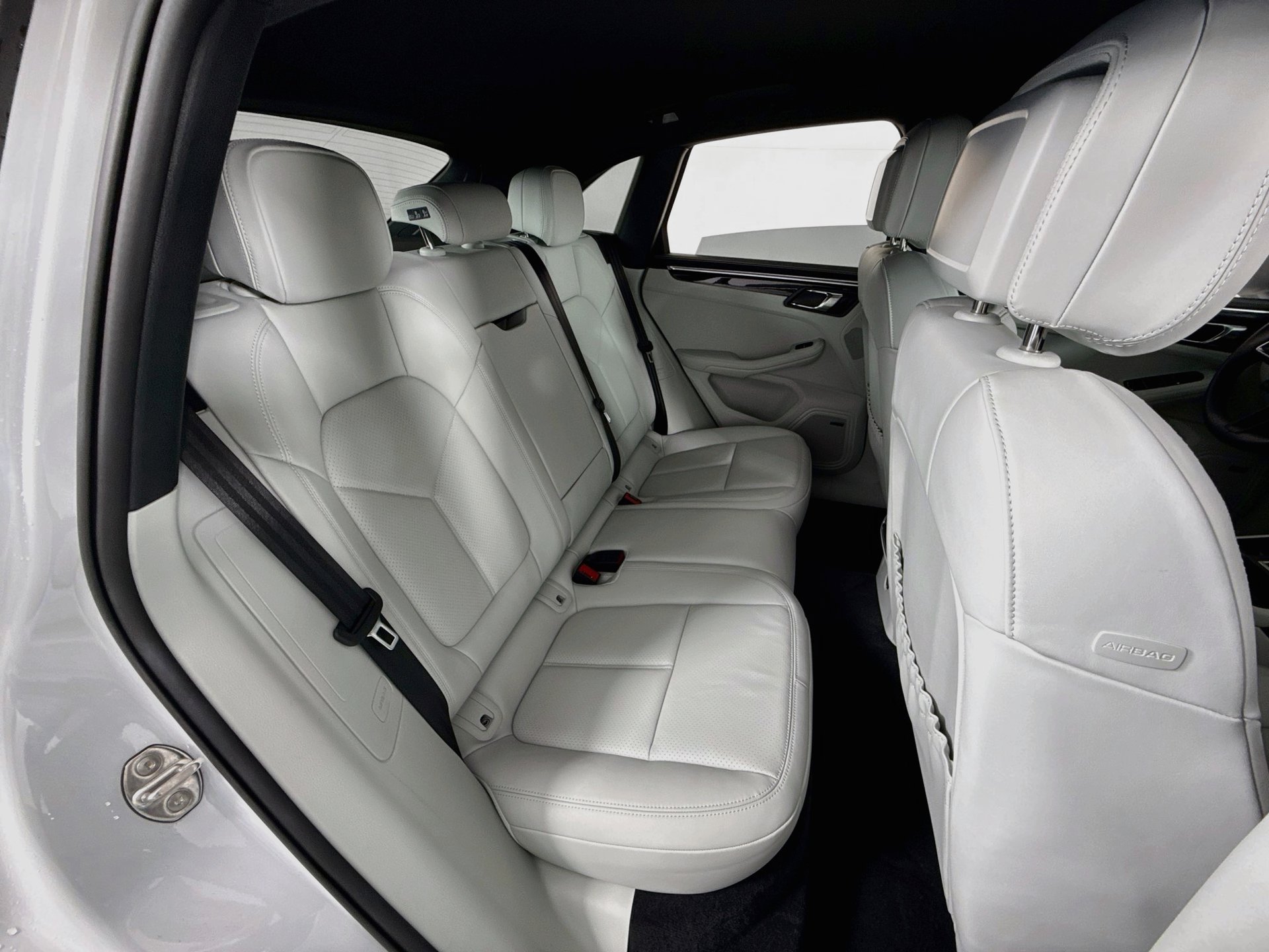 Used 2024 Porsche Macan AWD/4WD image 22