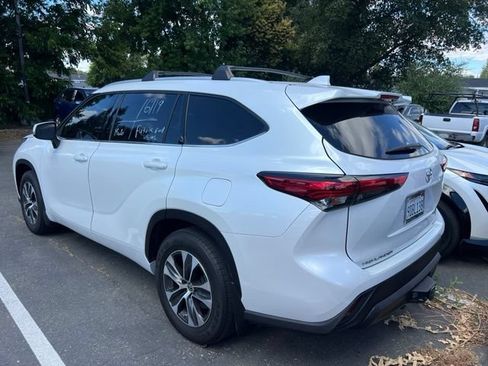 Used 2022 Toyota Highlander XLE AWD/4WD image 10