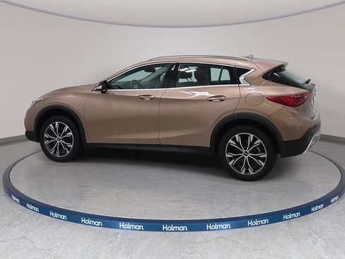 Used 2017 INFINITI QX30 Premium w/ Navigation Package AWD/4WD image 9