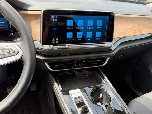 Used 2025 Volkswagen Atlas SE FWD image 19