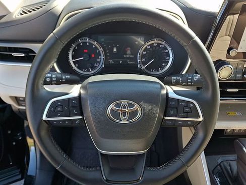 Used 2023 Toyota Highlander XLE AWD/4WD image 20