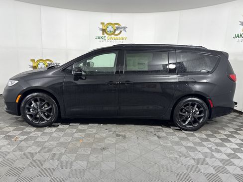 New 2026 Chrysler Pacifica Select image 4