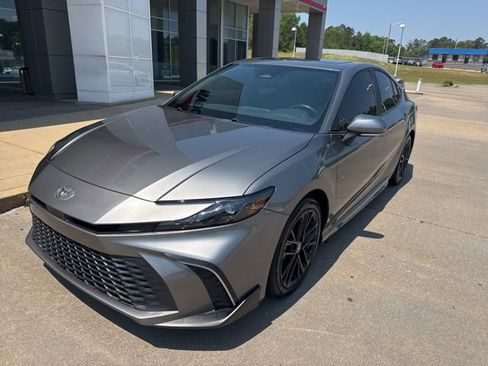 Used 2025 Toyota Camry SE w/ Convenience Package FWD image 2