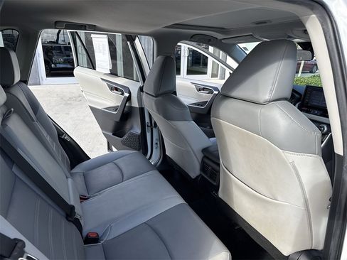 Used 2021 Toyota RAV4 XLE Premium image 34