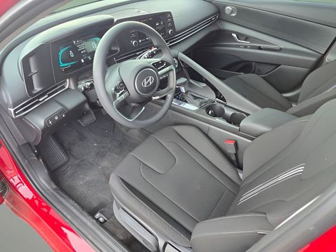 Used 2025 Hyundai Elantra Blue image 23