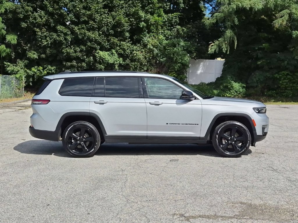 Used 2025 Jeep Grand Cherokee L Limited w/ Black Appearance Package AWD/4WD image 2