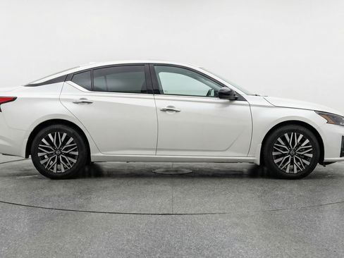 Used 2025 Nissan Altima 2.5 SV image 11