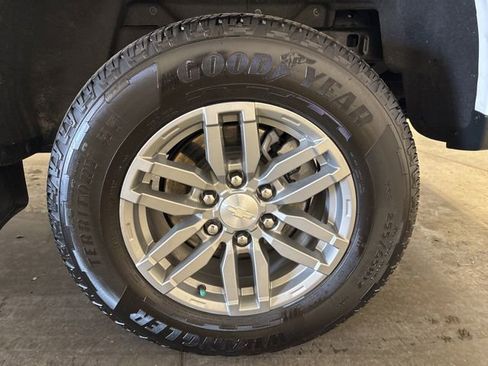 Used 2024 Chevrolet Colorado LT RWD image 7
