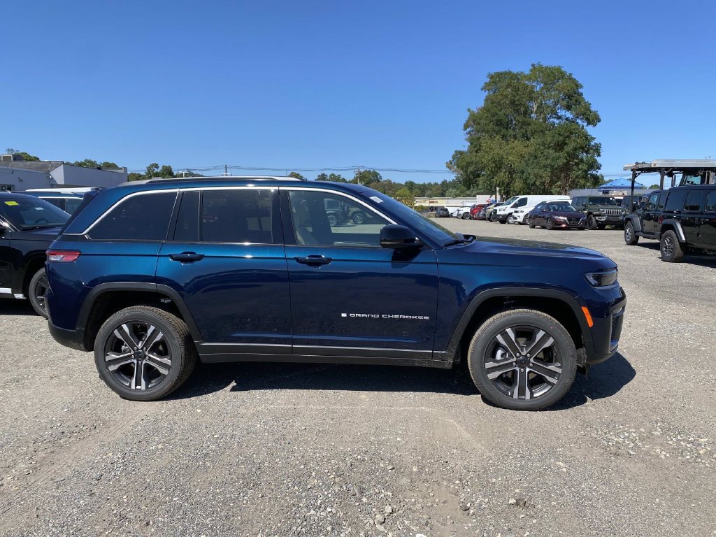 New 2027 Jeep Grand Cherokee Limited AWD/4WD image 2
