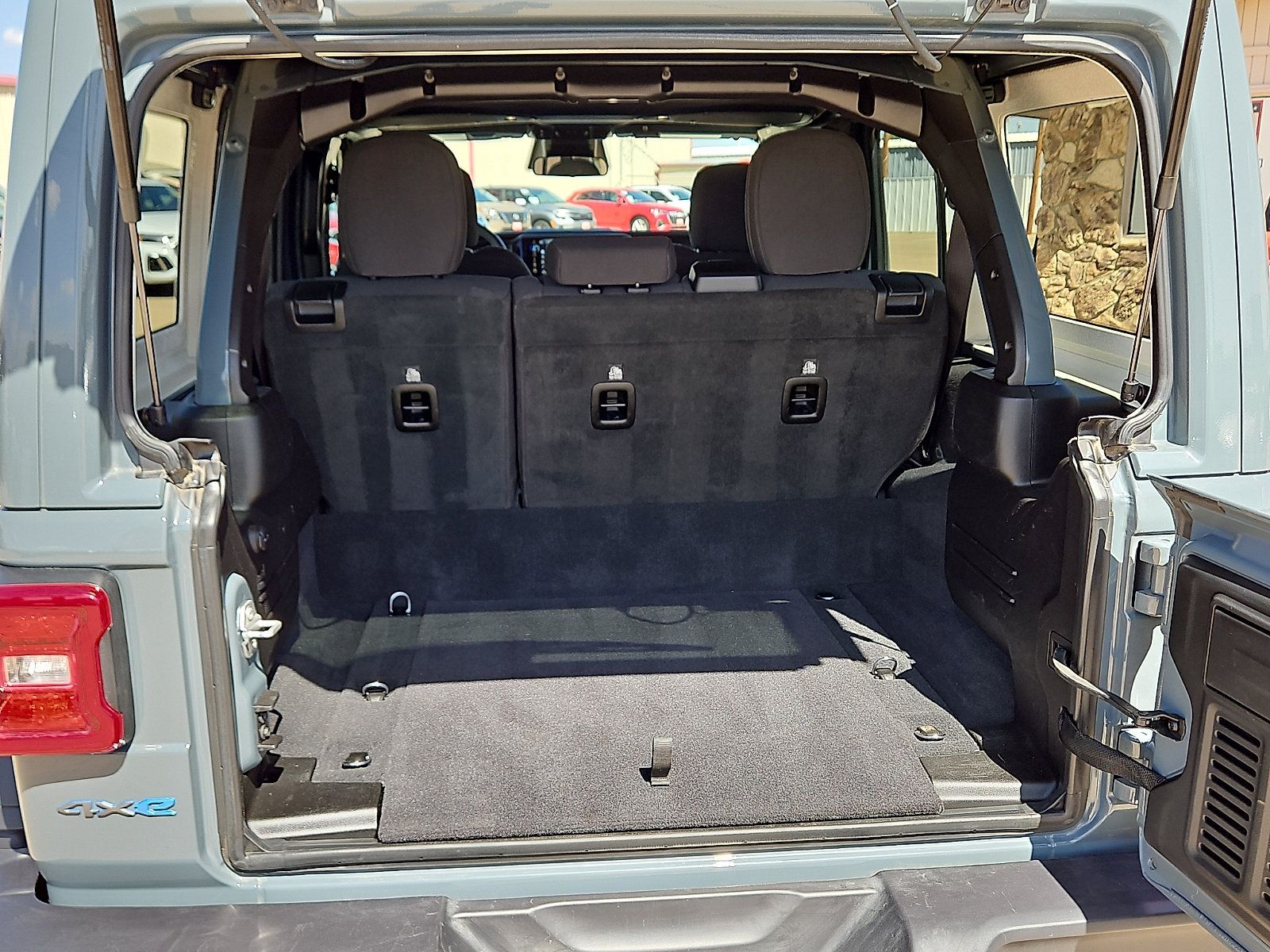 Used 2025 Jeep Wrangler Unlimited Rubicon 4xe w/ Safety Group AWD/4WD image 6
