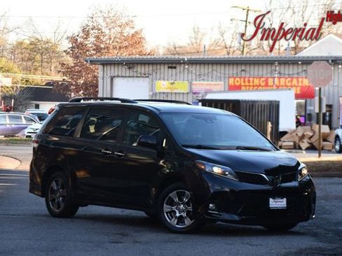 Used 2020 Toyota Sienna SE image 1
