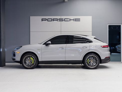 Used 2023 Porsche Cayenne Platinum Edition image 2