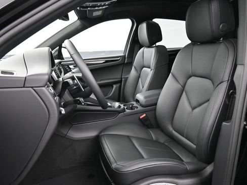 Certified 2026 Porsche Macan AWD/4WD image 5