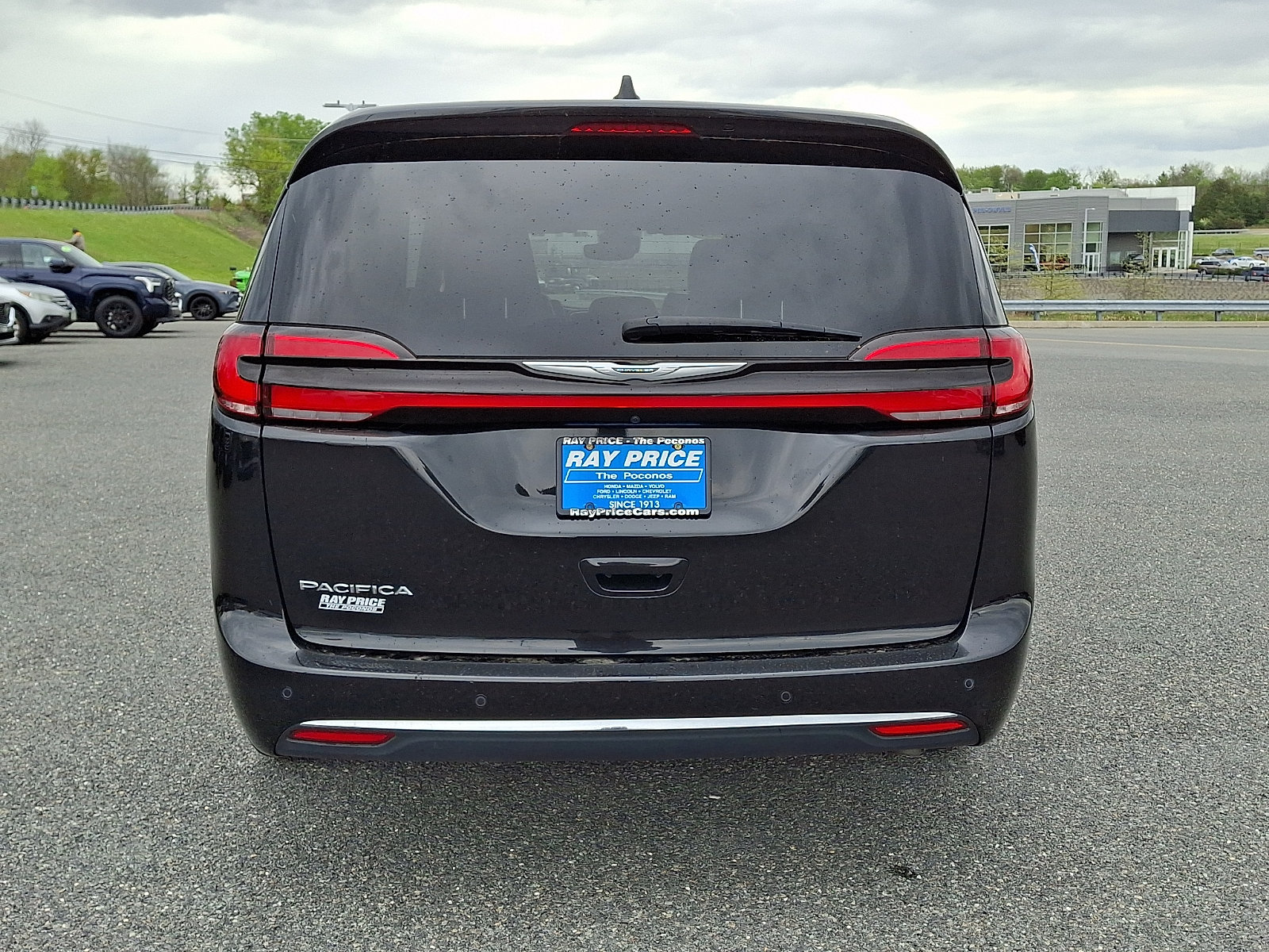 Used 2023 Chrysler Pacifica Touring-L FWD image 6