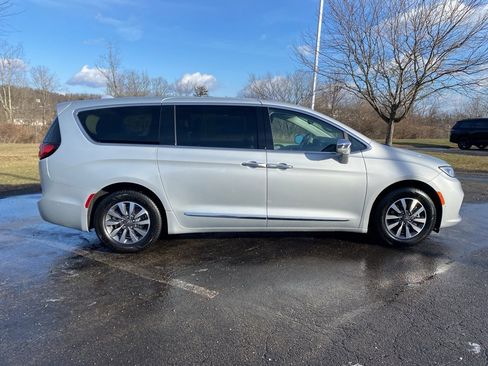 Used 2022 Chrysler Pacifica Limited image 2