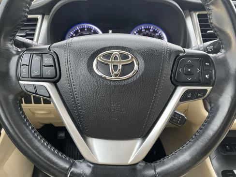 Used 2019 Toyota Highlander XLE image 10