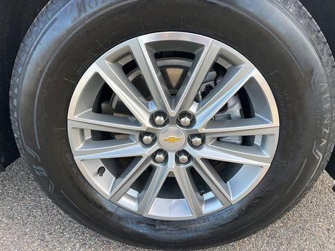 Used 2023 Chevrolet Traverse LT image 9