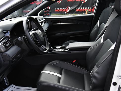 Used 2025 Toyota Camry SE image 18