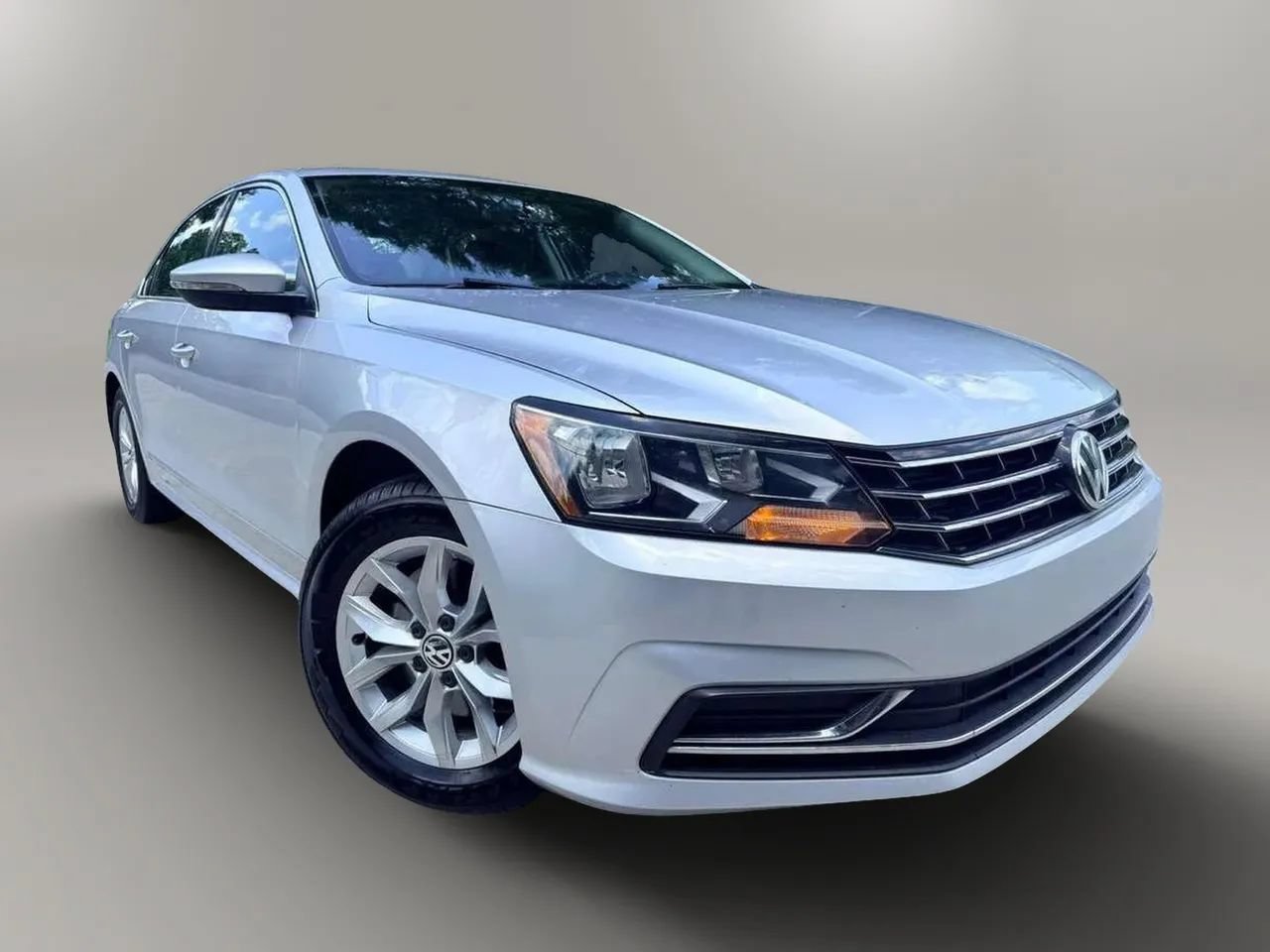 Used 2016 Volkswagen Passat 1.8T S FWD image 2