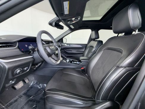 Used 2023 Jeep Grand Cherokee Altitude AWD/4WD image 13