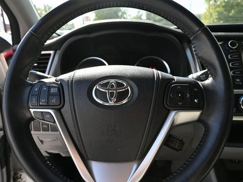 Used 2015 Toyota Highlander Limited image 17