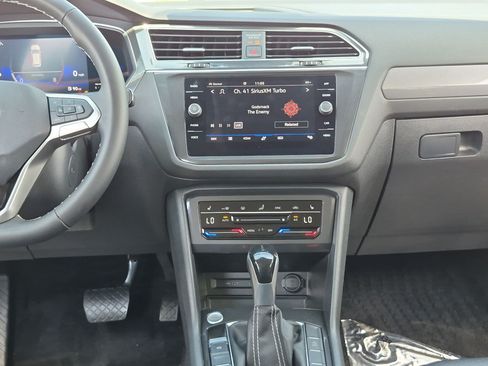 Used 2022 Volkswagen Tiguan SE AWD/4WD image 28