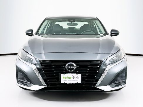 Used 2025 Nissan Altima 2.5 SV image 2