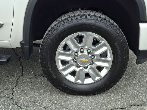 Used 2024 Chevrolet Silverado 2500 High Country w/ High Country Premium Package image 8