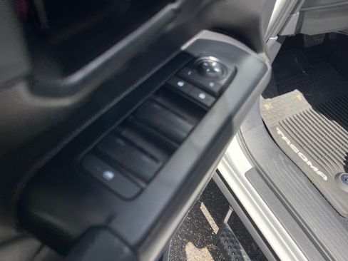 Used 2025 Toyota Tacoma SR5 AWD/4WD image 8