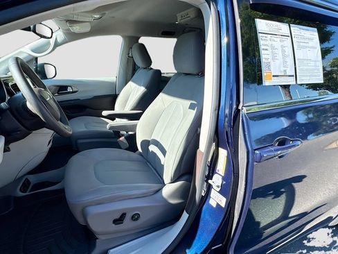 Used 2017 Chrysler Pacifica Touring FWD image 23