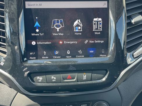 Used 2019 Jeep Cherokee Limited w/ Luxury Group FWD image 24