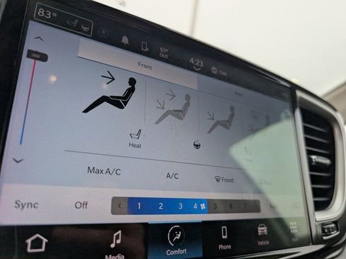 Used 2024 Chrysler Pacifica Touring-L image 4