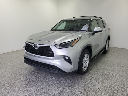 Used 2023 Toyota Highlander LE FWD image 2