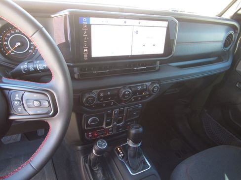 Used 2024 Jeep Wrangler Unlimited Rubicon w/ Technology Group image 17