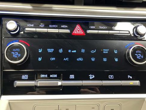 Used 2025 Hyundai Santa Fe Limited AWD/4WD image 18