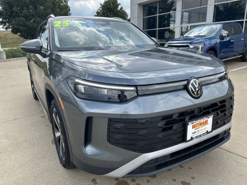 New 2025 Volkswagen Tiguan SE image 2
