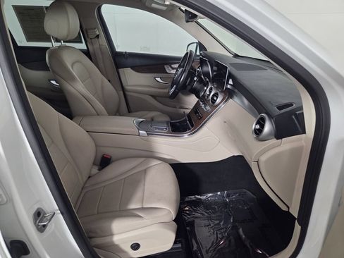 Used 2022 Mercedes-Benz GLC 300 4MATIC w/ Premium Package Lite image 32