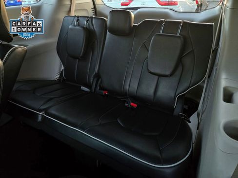 Used 2023 Chrysler Pacifica Limited FWD image 13