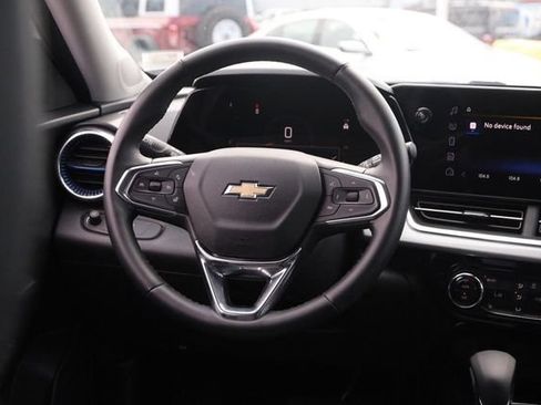 Used 2025 Chevrolet Trax LT w/ LT Convenience Package FWD image 21