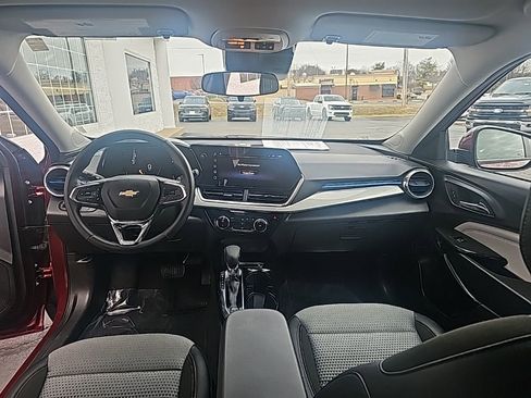 Used 2025 Chevrolet Trax LT w/ LT Convenience Package image 12