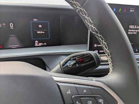 New 2025 Volkswagen Tiguan SE image 12