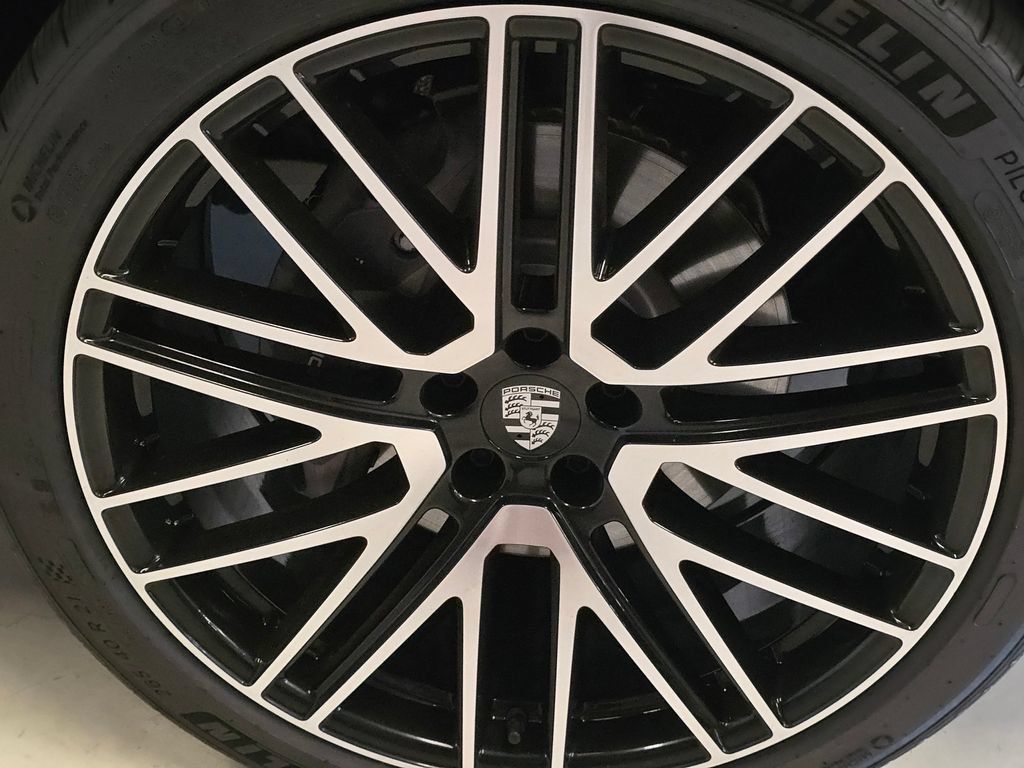 Certified 2026 Porsche Macan AWD/4WD image 11