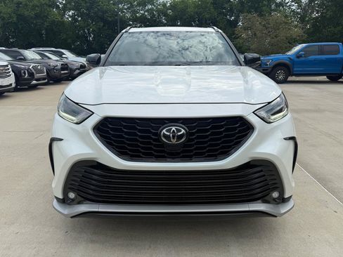 Used 2021 Toyota Highlander XSE FWD image 2