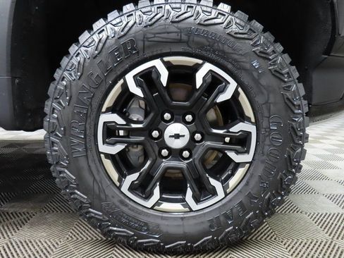 Used 2023 Chevrolet Silverado 1500 ZR2 w/ Technology Package image 8