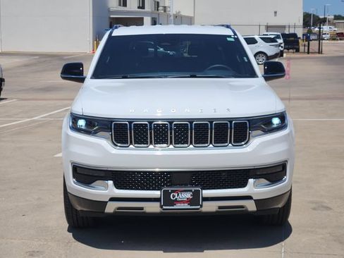 Used 2025 Jeep Wagoneer L Series II AWD/4WD image 9