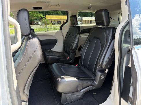 Used 2023 Chrysler Pacifica Touring-L FWD image 20