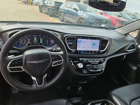 Used 2025 Chrysler Pacifica Select image 16