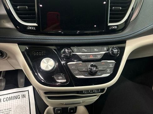 Used 2021 Chrysler Pacifica Touring FWD image 14