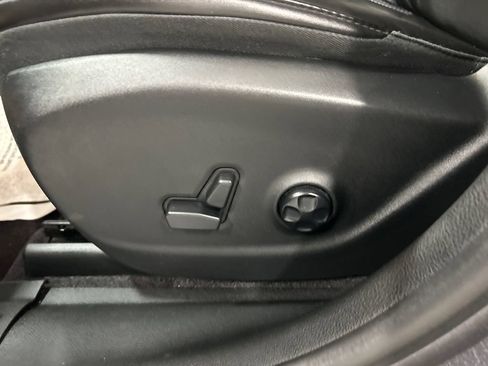 Used 2019 Jeep Cherokee Latitude Plus w/ Comfort/Convenience Group AWD/4WD image 17